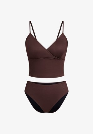 Braunes geripptes Bikini-Set mit einem V-Ausschnitt-Bralette mit verstellbaren Trägern und hoch taillierten Hosen mit schwarzen Akzentpaneelen.