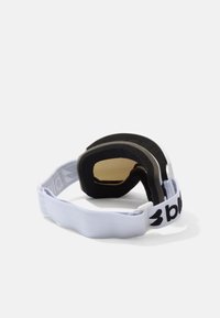 Skibril met een witte band met zwarte branding, donkere foam padding en een gebogen lens met een lichtgele tint.