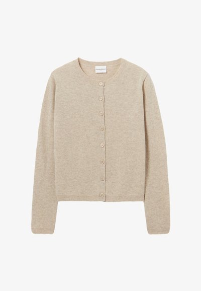 Cardigan en maille beige avec un col rond, des manches longues et une fermeture à boutons à l'avant. Présente de petits boutons assortis et des poignets côtelés.