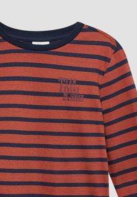Langarmige roestkleurige shirt met marineblauwe horizontale strepen, marineblauwe kraag en op de borst de tekst "TEAM ROAR RSLVR."