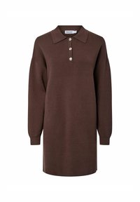 Vestido suéter marrón con cuello de polo, que presenta cuatro botones, mangas largas y un tejido de punto texturizado. Diseño casual y de corte holgado.