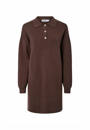 Brun stickad klänning med polo-krage, som har fyra knappstängningar, långa ärmar och en texturerad stickad tyg. Avslappnad och lös passform.