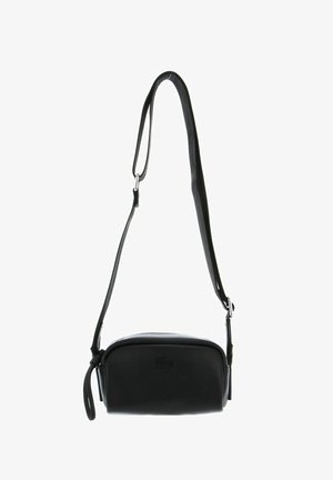 Borsa a tracolla in pelle nera con una texture liscia, forma arrotondata, tracolla regolabile e finiture argentate. Logo Lacoste impresso sul davanti.