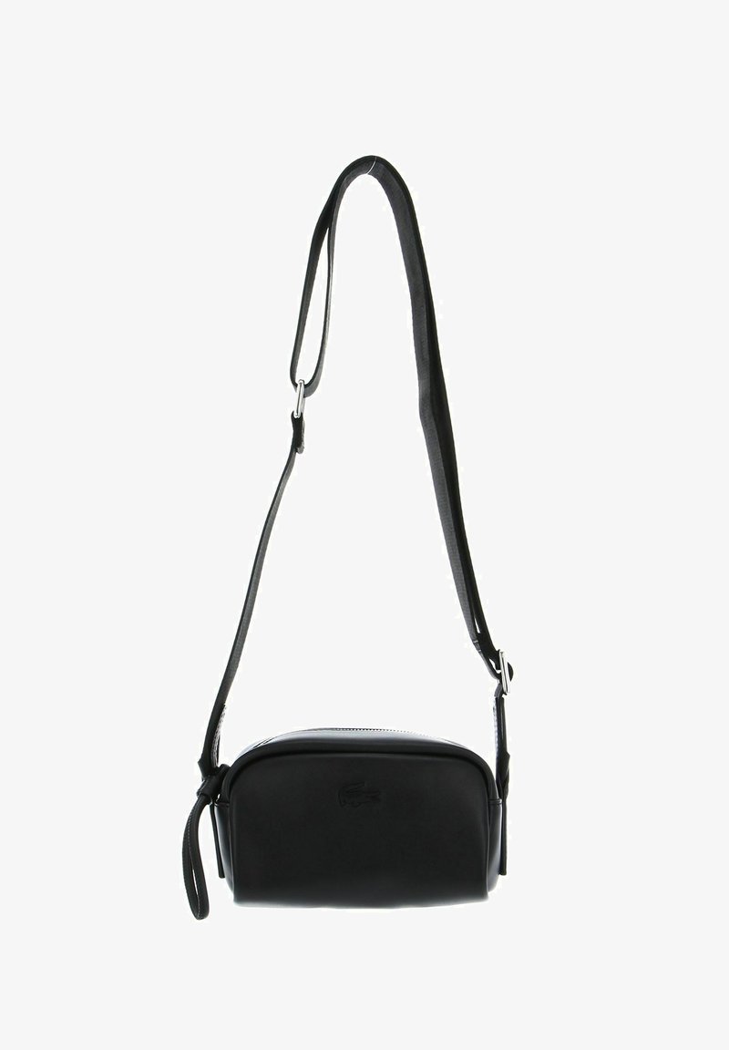Borsa a tracolla in pelle nera con una texture liscia, forma arrotondata, tracolla regolabile e finiture argentate. Logo Lacoste impresso sul davanti.