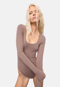 Body con maniche lunghe e scollatura a barca in un morbido tessuto marrone con un design aderente e maniche lunghe, caratterizzato da una texture liscia.