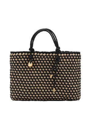 Czarna i beżowa tkana torebka z plecionymi uchwytami, ozdobnymi złotymi zawieszkami i troczkiem na białym tle.