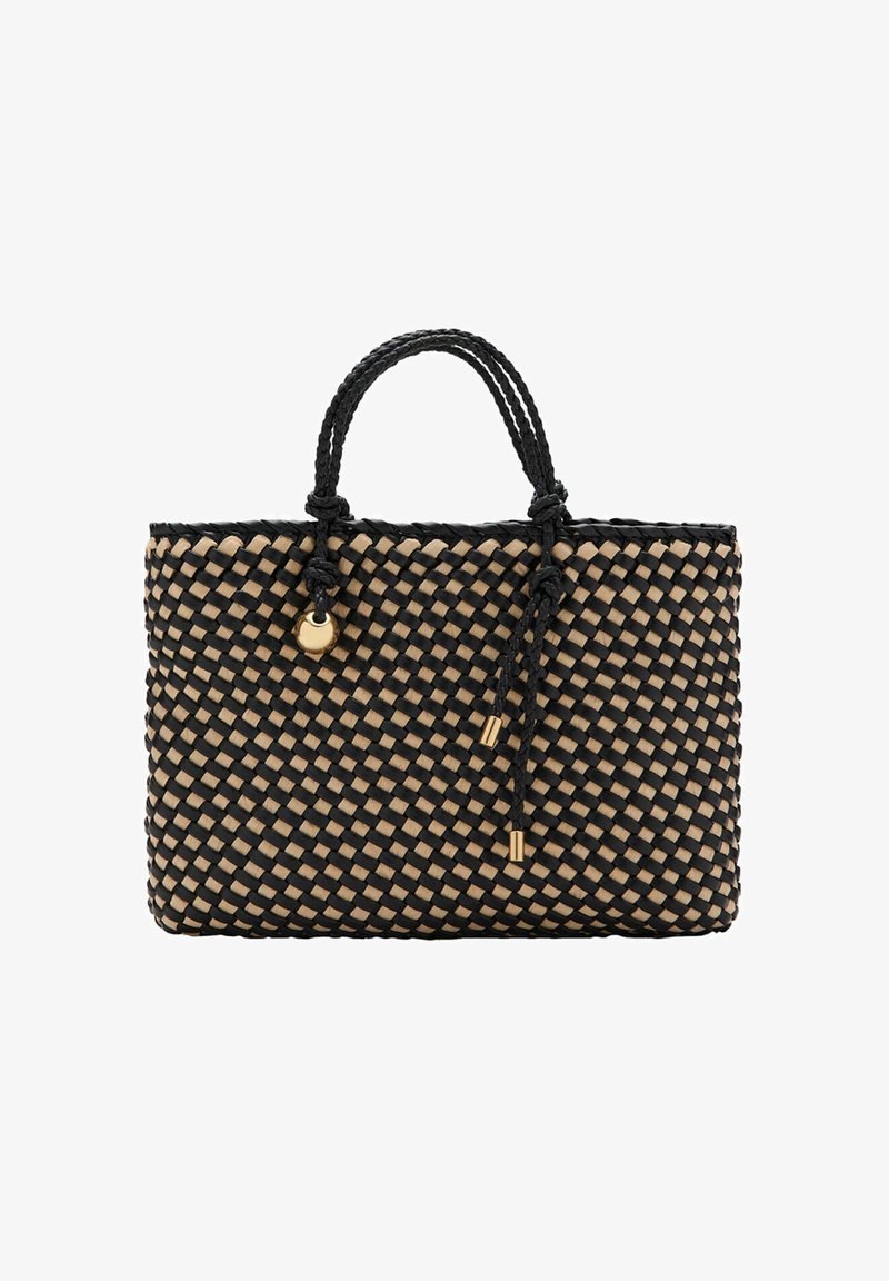 Sac à main tissé noir et beige avec anses tressées, breloques dorées décoratives et un détail à cordon sur fond blanc.