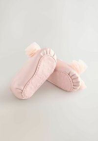Rosa Satin Babyschuhe mit sanften Puffakzenten, runder Form, strukturierten Sohlen mit Herzmustern und Raffung an den Rändern.