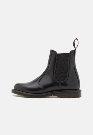 Botas Chelsea pretas com acabamento em couro liso, painéis laterais elásticos e uma sola de borracha robusta. Alça na parte de trás para fácil calçar.