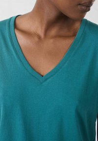 Teal V-hals t-shirt gemaakt van zachte stof, met een regular fit en een gladde textuur, met een nette afwerking rond de halslijn en de zoom.
