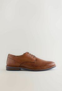 Chaussure marron en cuir à lacets avec une finition lisse, un bout arrondi, des coutures discrètes et une semelle en caoutchouc bleue contrastante.