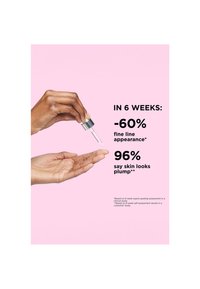Mains appliquant un sérum avec un compte-gouttes au-dessus de la paume, sur fond rose, avec un texte montrant les résultats des soins de la peau après 6 semaines : réduction de 60 % des fines rides, peau repulpée à 96 %.