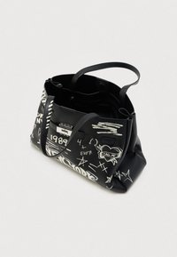 Fekete bőrből készült tote táska, fehér graffiti stílusú mintával. Két fogantyúval rendelkezik, tágas belső térrel és strukturált formával.