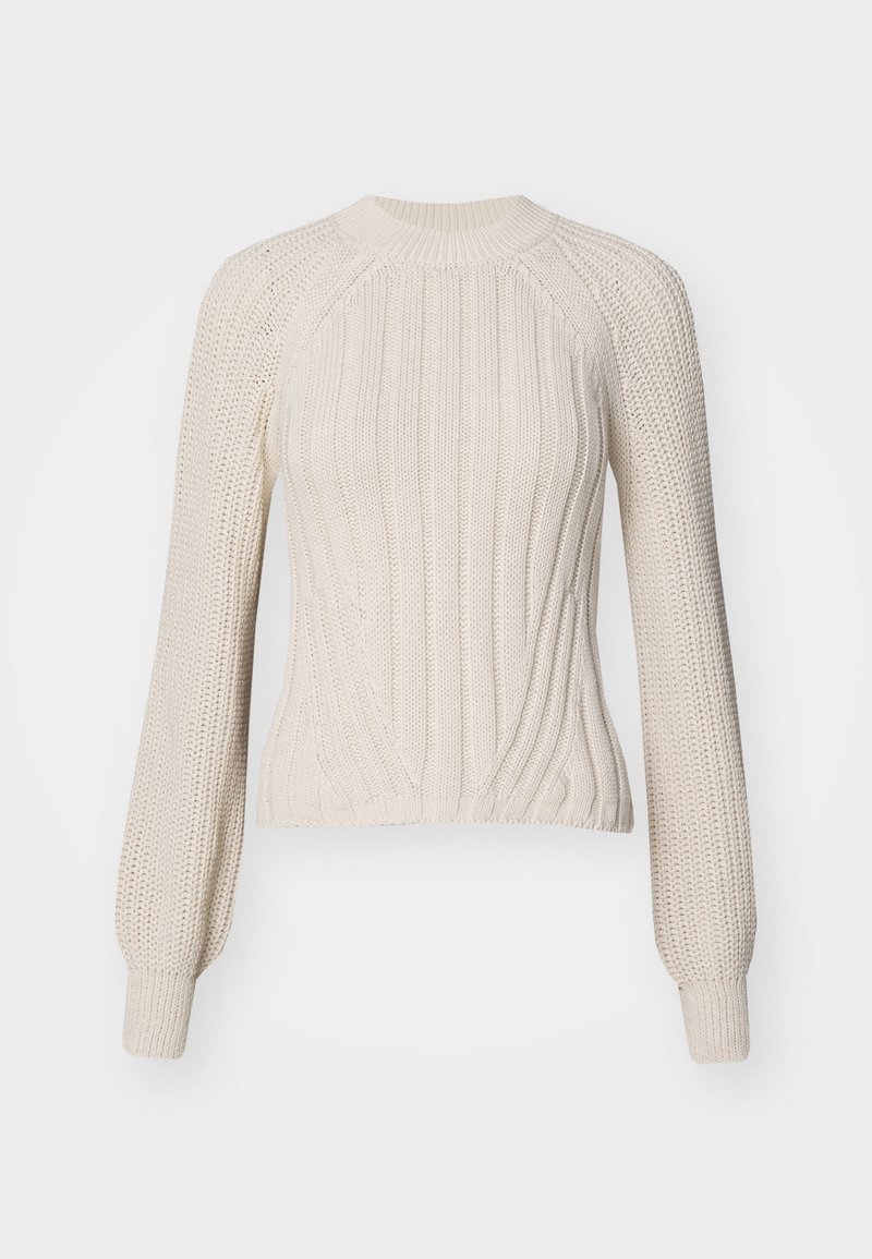 Pull en maille couleur crème avec corps côtelé, manches longues texturées et col montant, présenté sur un fond uni.