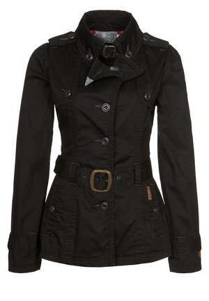 Veste noire cintrée avec fermeture à boutons, taille ceinturée, col cranté avec boucle, et épaulettes décoratives.