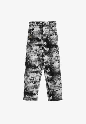 Pantalones abstractos en blanco y negro con un diseño de pierna recta, que cuentan con un bolsillo delantero y un acento de logo dorado.