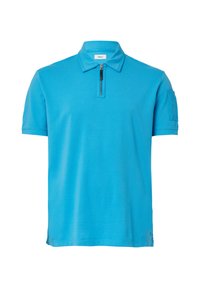 Niebieska koszulka polo z krótkim rękawem, z zamkiem błyskawicznym przy kołnierzy, wykonana z gładkiej bawełny, z naszywaną kieszenią na lewym rękawie.