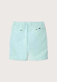 Pantalones cortos de algodón azul claro con una textura suave, que cuentan con dos bolsillos traseros y botones en tono dorado. Diseño sencillo de longitud media.