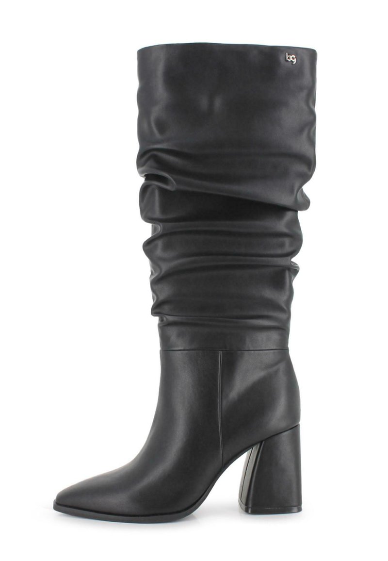 Bota de cuero negra hasta la rodilla con caña suelta, punta afilada y tacón grueso, que presenta un pequeño logo metálico cerca de la parte superior.