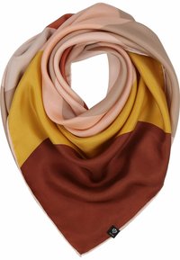 Svila narečena scarf v trikotni obliki z barvnim blokovanim dizajnom v odtenkih breskve, gorčične rumene, rjave in taupe. Mehka tekstura.
