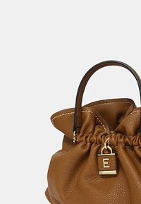 Borsa a tracolla in pelle marrone con forma arricciata, hardware dorato e dettaglio del lucchetto in rilievo con la lettera 'E'. Texture liscia con cuciture a contrasto.