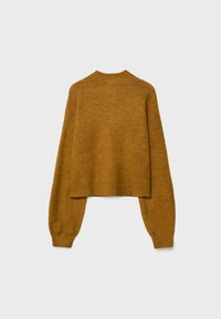 Pull en tricot marron avec col montant côtelé, manches longues bouffantes, poignets et ourlet côtelés sur un fond clair uni.