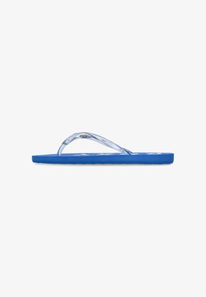 Blauwe teenslipper met een platte zool en doorzichtige plastic bandjes, weergegeven in zijaanzicht tegen een witte achtergrond.
