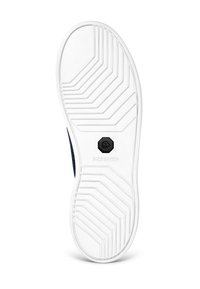 Podeszwa buta w białym gumie z teksturowanym wzorem w zygzak. Charakteryzuje się czarnym logo umieszczonym na środku. Całościowy design jest gładki i opływowy.
