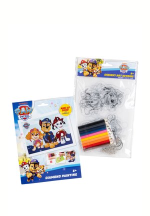 Zestaw do malowania diamentami Paw Patrol z błyszczącymi postaciami psów oraz zestaw breloczków Shrinky Art w tym kolorowe kredki i metalowe kółka na klucze.