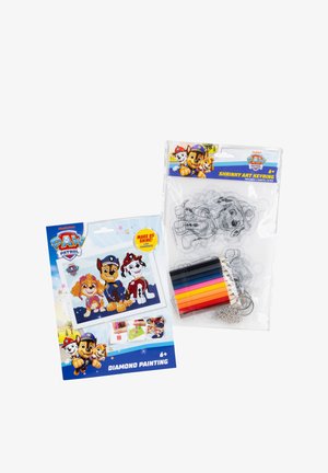 Kit de peinture au diamant Paw Patrol avec des personnages de chiens étincelants et un ensemble de porte-clés Shrinky Art comprenant des crayons de couleur et des anneaux métalliques.
