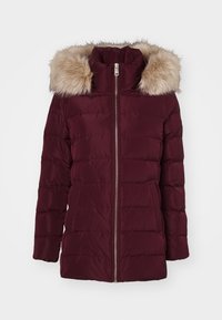 Burgundy vadderad jacka med dragkedjestängning, hög krage och fuskpälsdetalj runt huvan. Har horisontell quiltning och sidofickor.