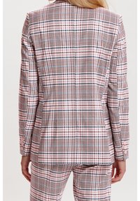 Kariertes Blazer in Pink, Weiß und Marineblau; strukturierter Schnitt mit subtiler Textur; verfügt über drei Knöpfe an jedem Ärmel und eine taillierte Passform.