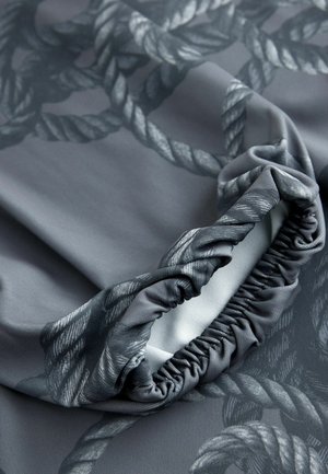 Țesătură gri cu un model de frânghie, având o textură netedă și margini adunate, evidențiind materialul său moale și elastic.