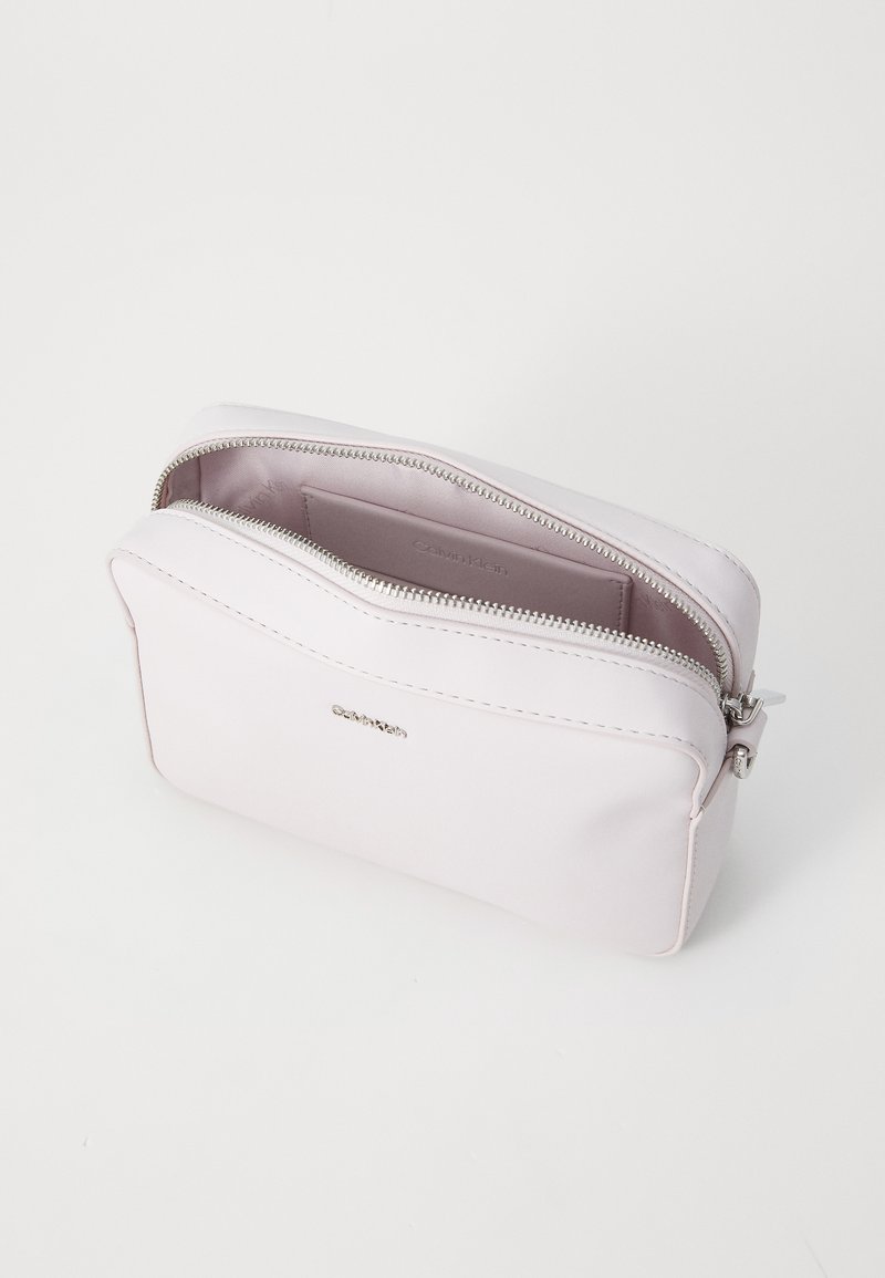 Calvin Klein MUST SMALL CAMERA BAG Cross body bag orchid ice