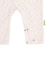 Witte baby romper met kleine roze bloemprint, drukknoopsluiting bij de benen, gemaakt van zachte katoen, met een groen merkelabel.