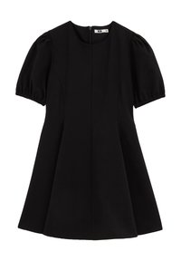 Crna haljina kratkih rukava s okruglim izrezom, napuhanim rukavima i raširenom suknjom. Napravljena od mekanog materijala s skrivenim patentnim zatvaračem na leđima.