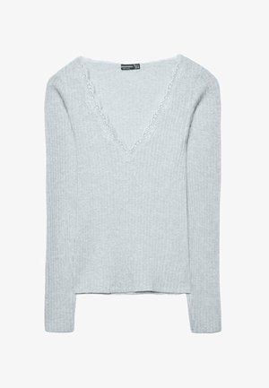Svetlo sivi pulover z rebrasto pletenino, V-izrezom in čipkastim robom. Dolgi rokavi in rahlo krajšana dolžina. Mehka tekstura, priložnostna zasnova.