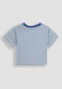 Stripet t-shirt med korte ærmer i blåt og hvidt vandret mønster, rund blå halsudskæring, blødt bomuldsmateriale og cropped design.