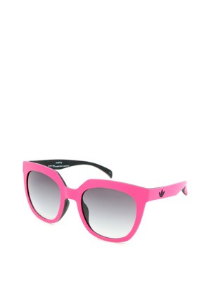 Occhiali da sole cat-eye rosa con lenti sfumate nere e aste interne nere, con un piccolo logo nero sulla stanghetta.