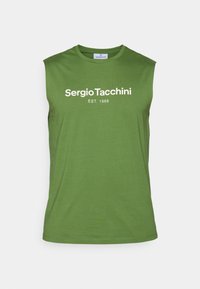 Grønt ærmeløst T-shirt lavet af bomuld. Har hvid tekst "Sergio Tacchini EST. 1966" centreret på brystet. Enkel design, ensfarvet.