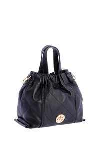 Bolso de cuero negro con un diseño acolchado, parte superior fruncida y dos asas cortas. Presenta un logotipo dorado en la base. Textura suave.