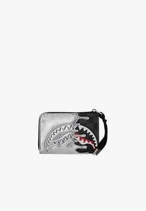 Portafoglio argentato e nero con zip, design a denti di squalo e cinturino nero per polso attaccato.
