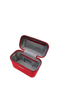 Astuccio cosmetico rettangolare rosso con esterno liscio, interno grigio e tasca in rete. Include una chiusura con zip e un'etichetta con marchio all'interno.