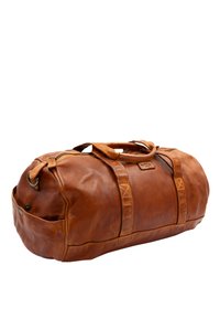 Ruda odinė sportinė kuprinė su dviem rankenomis, šonine sagų kišene ir matomu siuvimu, padėta kampu ant balto fono.