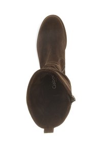 Botte de cheville en suede marron avec un bout arrondi, détail de fermeture éclair et une subtile marque à l'intérieur. Texture douce et design de hauteur moyenne.