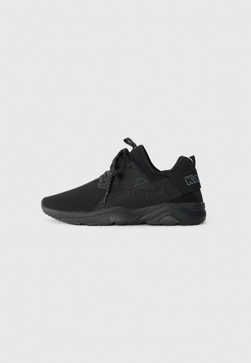 Chaussure de sport noire avec une tige en mesh respirant, des panneaux latéraux texturés, un renfort au niveau du talon et une semelle en caoutchouc avec un motif de crampons.