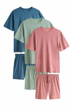 Drei Sets aus T-Shirts mit kurzen Ärmeln und Shorts mit elastischem Bund in Blau, Grün und Rosa, senkrecht auf weißem Hintergrund angeordnet.