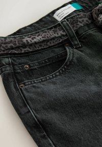 Čierne džínsové nohavice s jemnou štruktúrou, doplnené sivým opaskom s leopardím vzorom a štítkom s nápisom „ANKLE STRAIGHT MID RISE“.