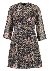 Vestito floreale con fondo nero, dotato di maniche corte e svasate. Il tessuto è leggero e presenta motivi floreali multicolori.