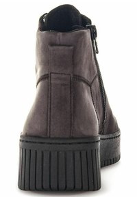 Schwarze Wildleder Stiefeletten mit einem seitlichen Reißverschluss, strukturiertem Obermaterial, klobiger Plattformsohle und abgerundeter Zehenpartie. Vertikale Nähte sorgen für Details.